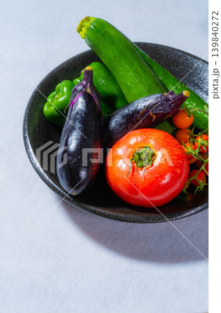 水滴のついた瑞々しい夏野菜の盛り合わせ・トマト・ナス・キュウリ・ズッキーニ・ピーマン 139840272