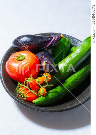 水滴のついた瑞々しい夏野菜の盛り合わせ・トマト・ナス・キュウリ・ズッキーニ・ピーマン 139840273