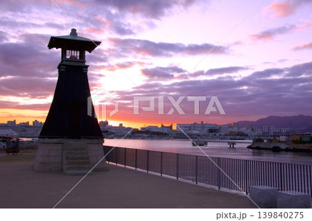 夕焼け染まりゆく大関酒造今津灯台 139840275