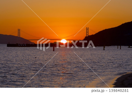 明石海峡大橋と夕陽(須磨海岸より) 明石海峡大橋と夕陽(須磨海岸より) 139840281