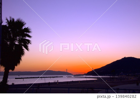 夕焼け染まる須磨海岸と明石海峡大橋 夕焼け染まる須磨海岸と明石海峡大橋 139840282