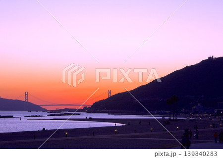 夕焼け染まる須磨海岸と明石海峡大橋 139840283