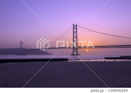 明石海峡大橋と播磨灘に沈みゆく夕陽（アジュール舞子より） 139840284