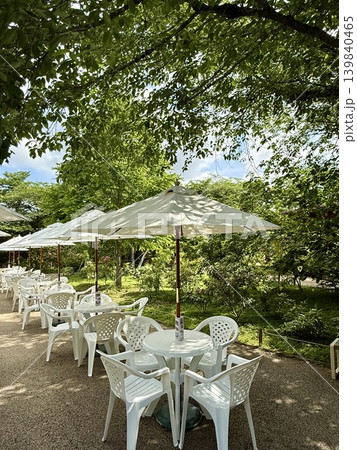 新緑の木漏れ日と白いパラソルが心地よい屋外テラス席 新緑の木漏れ日と白いパラソルが心地よい屋外テラス席 139840465