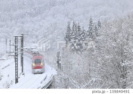 雪景色の秋田新幹線 雪景色の秋田新幹線 139840491