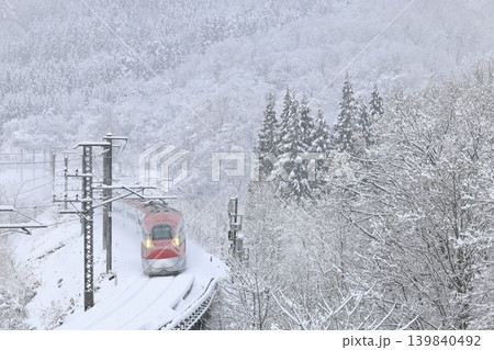 雪景色の秋田新幹線 雪景色の秋田新幹線 139840492