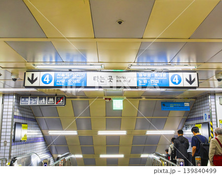 ソウルの地下鉄 明洞駅 ソウルの地下鉄 明洞駅 139840499