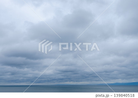 厚く重なった雲と朝の静かな海 厚く重なった雲と朝の静かな海 139840518