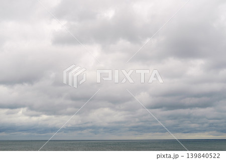 ミニマルな海と曇天の風景 ミニマルな海と曇天の風景 139840522