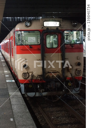 長崎本線の風景 夜の諫早駅(キハ66系) 長崎本線の風景 夜の諫早駅(キハ66系) 139840734