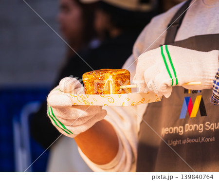 ソウル 明洞の屋台スイーツ 焼きマシュマロ ソウル 明洞の屋台スイーツ 焼きマシュマロ 139840764