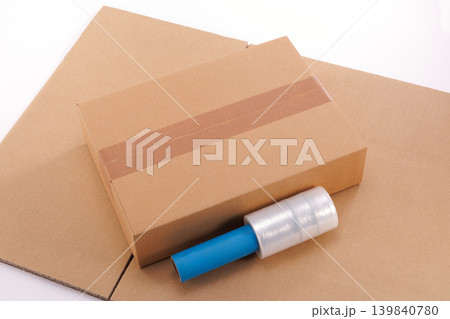 梱包用フィルムと段ボール 139840780