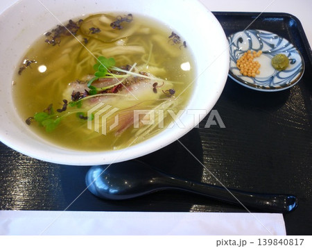 炙り真鯛の新宮緑茶塩らーめん 139840817