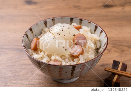 新たまねぎの炊き込みご飯 新たまねぎの炊き込みご飯 139840823
