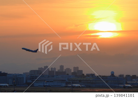 夕日を背景に上昇する旅客機 夕日を背景に上昇する旅客機 139841101