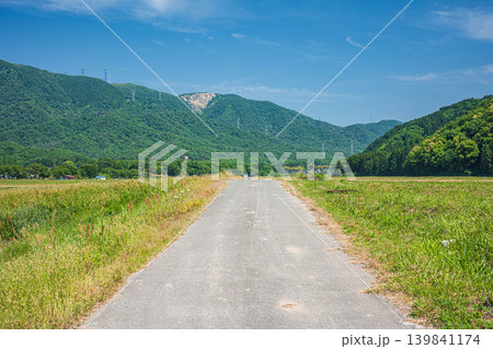 奥琵琶湖の長閑な田園風景 滋賀県高島市マキノ町 奥琵琶湖の長閑な田園風景 滋賀県高島市マキノ町 139841174