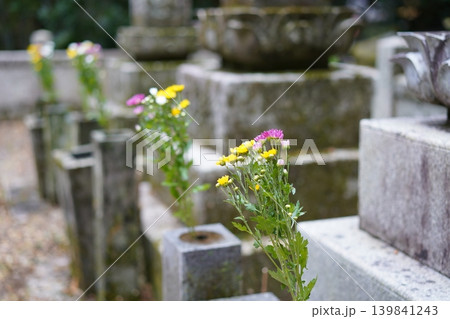 花が供えられたお墓 139841243