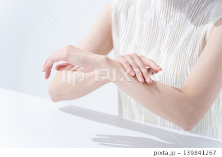 腕に日焼け止めを塗る女性 腕に日焼け止めを塗る女性 139841267