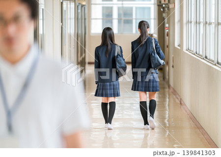 学校の廊下を歩く友達の後ろ姿と男性教師(制服姿の小学生・中学生・高校生・女子高生) 学校の廊下を歩く友達の後ろ姿と男性教師(制服姿の小学生・中学生・高校生・女子高生) 139841303