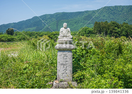 奥琵琶湖の田園地帯に鎮座する野仏　滋賀県高島市マキノ町 139841336