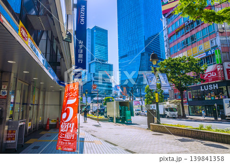 日本の東京都市景観夢の扉は…風に揺れるドリームジャンボ5億円の幟。奥は渋谷駅方向＝渋谷 139841358