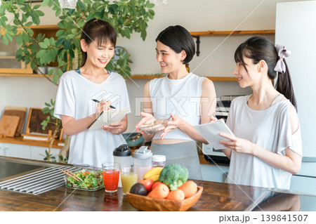 料理教室で筋肉にいい鶏肉料理を教えるアスリートの女性,アスリートフードマイマイスター 139841507