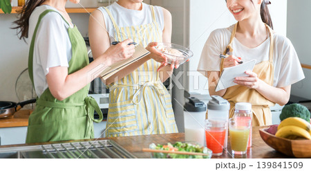 料理教室で筋肉にいい鶏肉料理を教えるアスリートの女性,アスリートフードマイマイスター 料理教室で筋肉にいい鶏肉料理を教えるアスリートの女性,アスリートフードマイマイスター 139841509