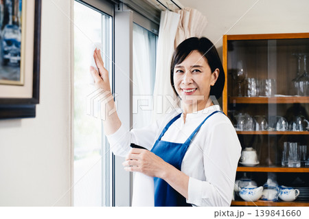 窓の掃除をする女性 139841660