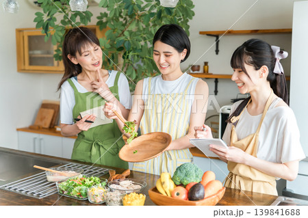 料理教室・クッキングスクールで料理を教える講師の女性と生徒の女性 料理教室・クッキングスクールで料理を教える講師の女性と生徒の女性 139841688