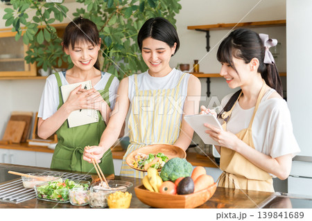 料理教室・クッキングスクールで料理を教える講師の女性と生徒の女性 料理教室・クッキングスクールで料理を教える講師の女性と生徒の女性 139841689