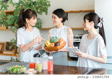 料理教室・クッキングスクールで料理を教える講師の女性と生徒の女性 料理教室・クッキングスクールで料理を教える講師の女性と生徒の女性 139841784
