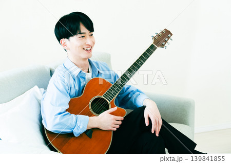 ギターを抱える男性 139841855
