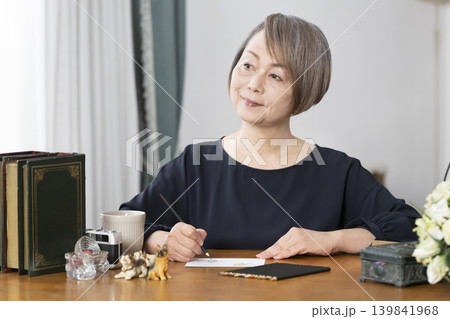 リビングで絵手紙を描くシニア女性 リビングで絵手紙を描くシニア女性 139841968
