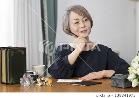 リビングで絵手紙を描くシニア女性 リビングで絵手紙を描くシニア女性 139841973