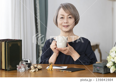 リビングで絵手紙を描くシニア女性 リビングで絵手紙を描くシニア女性 139841984