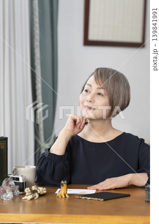 リビングで絵手紙を描くシニア女性 139841991