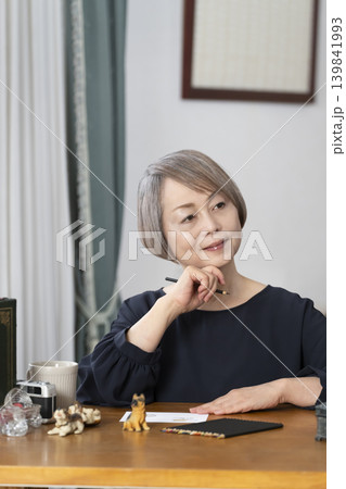 リビングで絵手紙を描くシニア女性 リビングで絵手紙を描くシニア女性 139841993