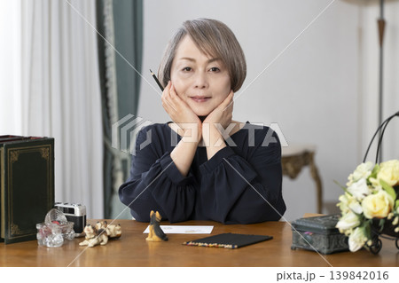 リビングで絵手紙を描くシニア女性 リビングで絵手紙を描くシニア女性 139842016