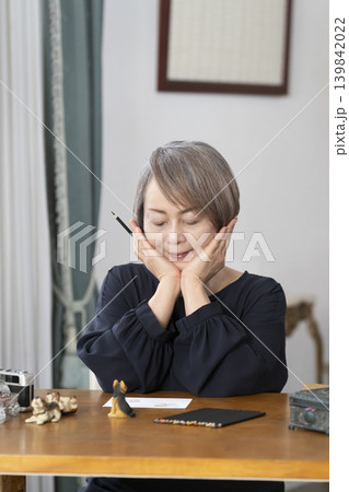 リビングで絵手紙を描くシニア女性 リビングで絵手紙を描くシニア女性 139842022