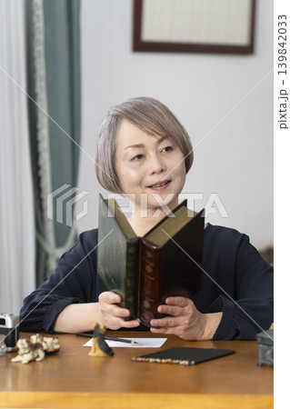 リビングで絵手紙を描くシニア女性 139842033