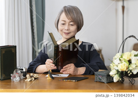 リビングで絵手紙を描くシニア女性 リビングで絵手紙を描くシニア女性 139842034