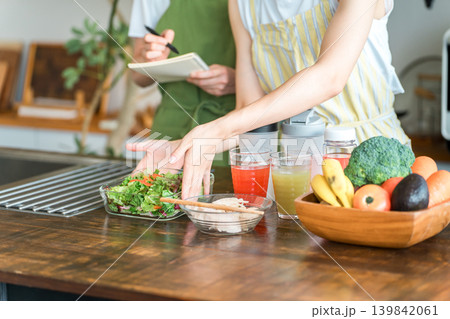 料理教室・クッキングスクールで料理を教える講師の女性と生徒の女性の手元 料理教室・クッキングスクールで料理を教える講師の女性と生徒の女性の手元 139842061