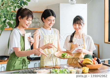 料理教室・クッキングスクールで料理を教える講師の女性と生徒の女性 料理教室・クッキングスクールで料理を教える講師の女性と生徒の女性 139842062
