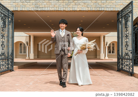 結婚式場を歩く新郎新婦(入場,結婚式,アジア人) 結婚式場を歩く新郎新婦(入場,結婚式,アジア人) 139842082
