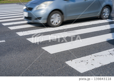 横断歩道の上を走る車 139843118