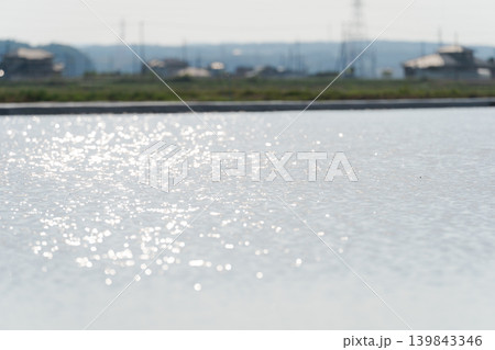 光を受けて輝く池の水面 光を受けて輝く池の水面 139843346