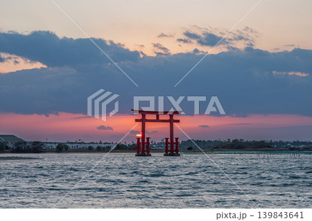 浜松市の日の入り前の弁天島の赤い鳥居の風景(静岡県) 139843641