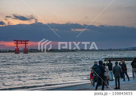 浜松市の日の入り前の弁天島の赤い鳥居の風景(静岡県) 浜松市の日の入り前の弁天島の赤い鳥居の風景(静岡県) 139843655