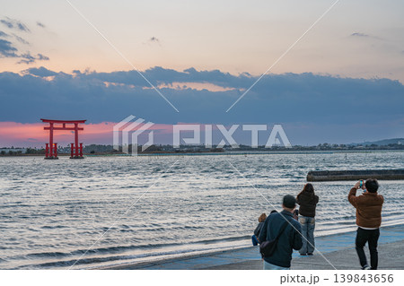 浜松市の日の入り前の弁天島の赤い鳥居の風景(静岡県) 浜松市の日の入り前の弁天島の赤い鳥居の風景(静岡県) 139843656