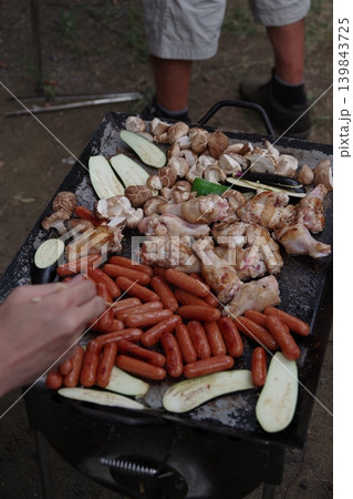 バーベキューグリルの上で鉄板焼きの調理風景5 139843725